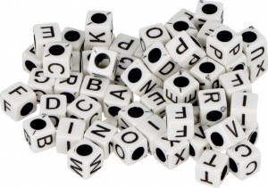 300 perles cubes alphabet plastique 6 mm - Artemio