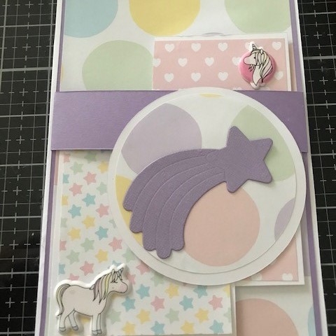 Projet scrapbooking, créez une carte de naissance sur le thème de la licorne et l'étoile filante!