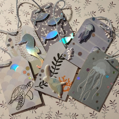 Projet home deco pour enfants, créer une banniere avec des silhouettes étiquettes en bois et du papier holographique Deep sea Artemio