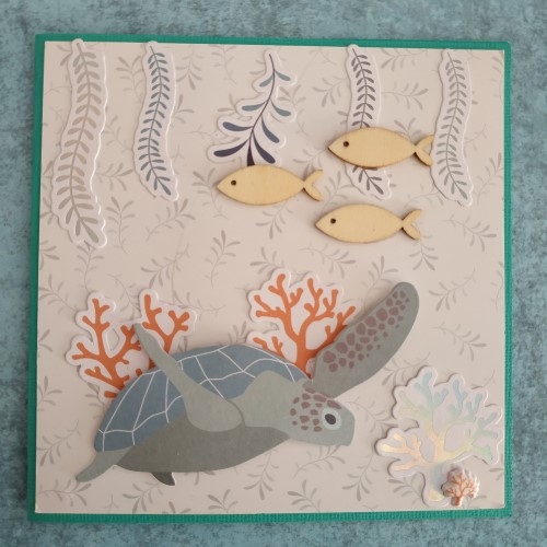 Carte holographique avec des mini-silhouettes en bois poissons et la collection Deep sea Artemio