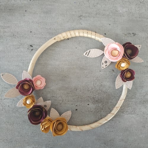 Projet home déco d'automne, fleurir un cercle en osier et des fleurs en papier.