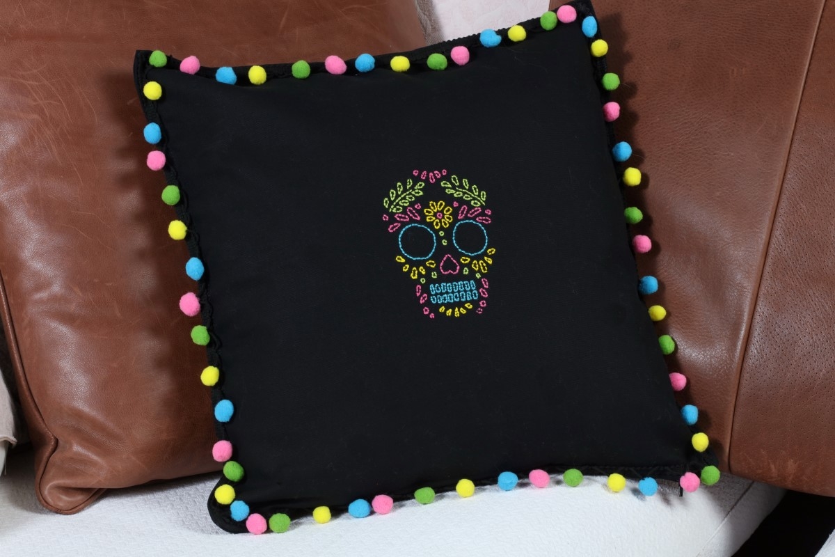 Home deco décorer un coussin en partant d'une silhouette Viva la vida Artemio