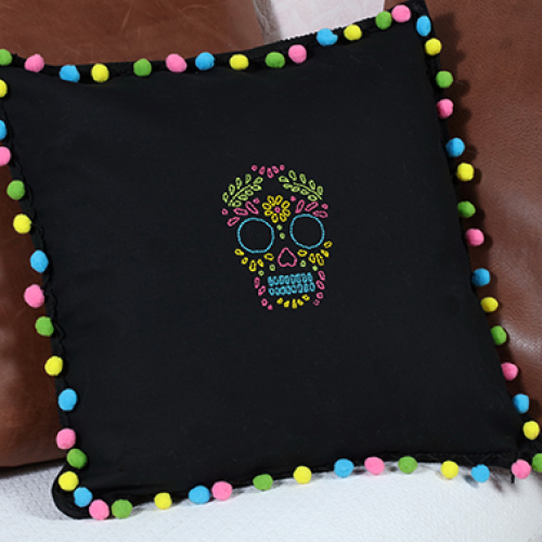 Personnaliser un coussin noir avec la collection Viva la vida Artemio Home deco