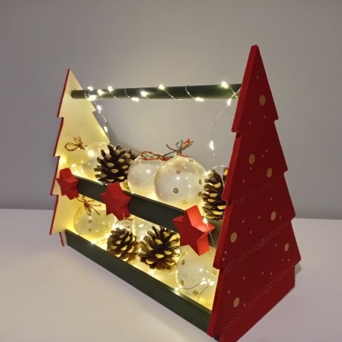 Diy home déco Noël, personnalisez votre étagère en bois en forme de sapin.