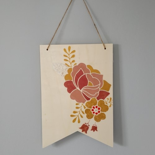 Home deco décorer un fanion en bois Artemio avec des pigments naturels Powertex et de la peinture acrylique 3D Pébéo