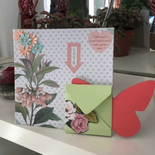 Home deco Printemps à base d'une silhouette en bois papillon Artemio et des fleurs pastels
