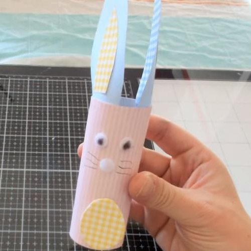 Les enfants créent des petits lapins en papier pour leur décoration de Pâques! Set de 6 papiers Päquertte Artemio home deco
