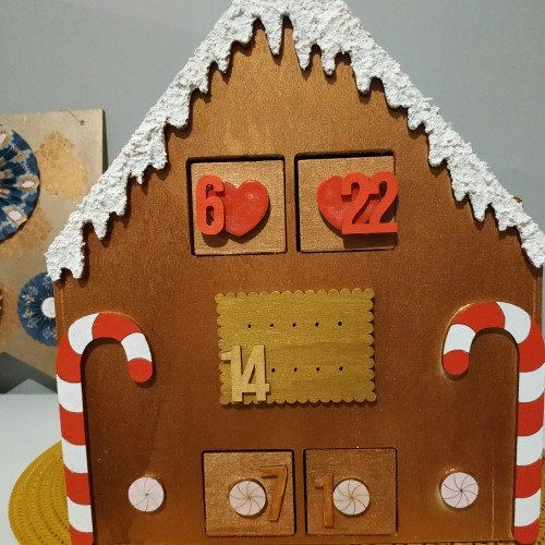 Diy hole deco, une maison en pain d'épices en bois comma calendrier de l'Avent!