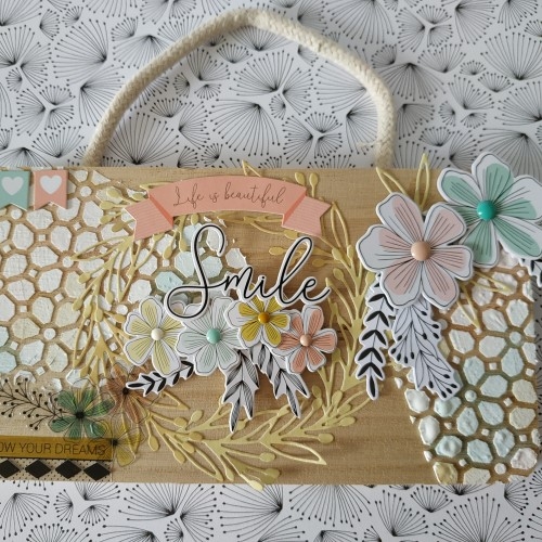 Inspirez-vous de la décoration de la plaque de porte smile, collection Good vibes Artemio,  et personnalisez votre plaque pour votre scraproom!