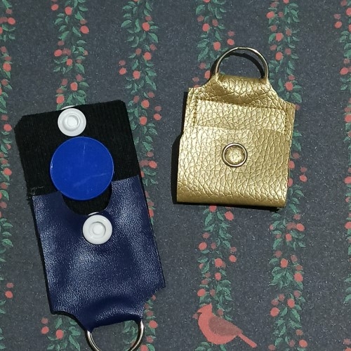 Créez un porte-jeton en simili cuir, idée diy pour un cadeau utile et facile à faire
