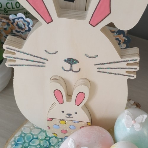 Projet home deco pour Pâques en décorant une rondelle en bois avec des lapins en bois et un pochoir