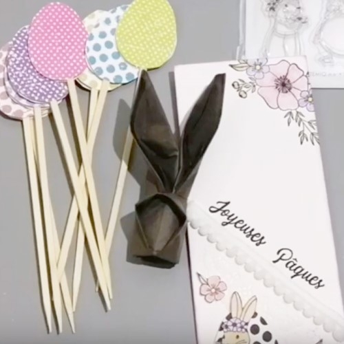 Pochette porte-couverts avec du papier et des tampons transparents Artemio. Projet home deco scrapbooking