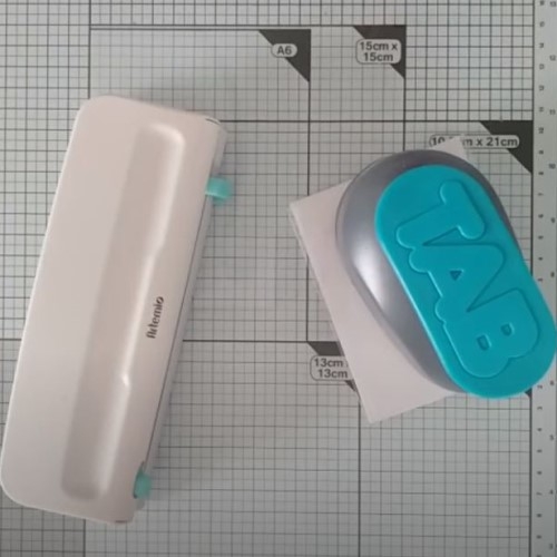 Découvrez le test de la perforatrice Tab pour créer vos onglets personnalisés et la perforatrice 6 trous pour créer vos agendas, vos planners, vos intercalaires.