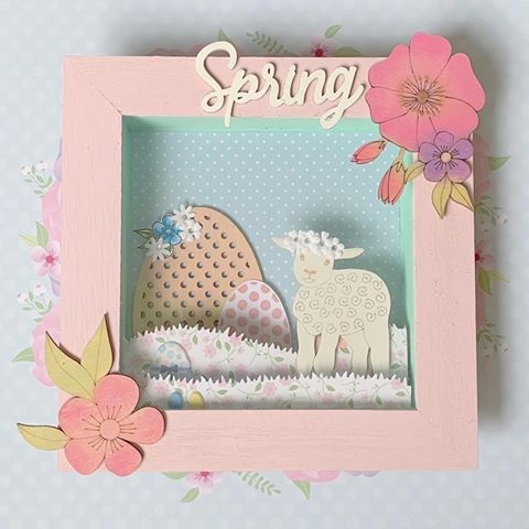 Vitrine en bois home deco de Printemps avec les papiers créatifs Artemio et la peinture Pébéo