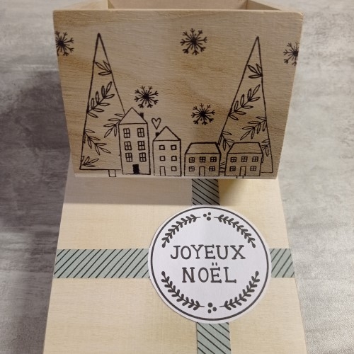 Projet home déco Noël, décorer une petite boite en bois avec des washi et des tampons transparents.