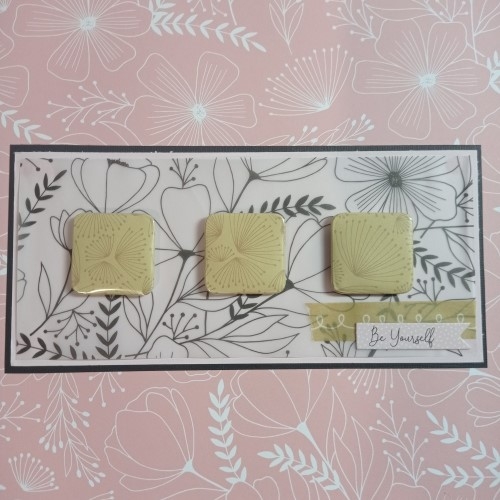 Carte papier, papier calque et badges carrés créés à l'aide de la Button press
