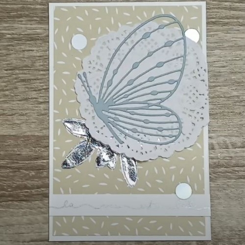 Carte scrap facile, fleurs en foil argenté et papillon mon essentiel