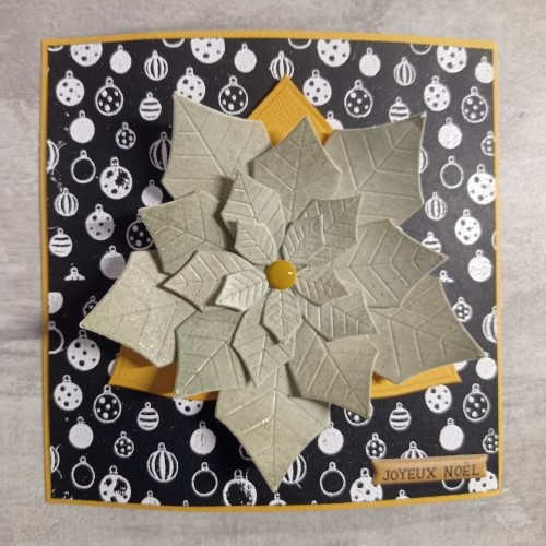 Projet carterie pour Noël, une carte die poinsettia, pigments verts, paillettes dorées et le tampon transparent de fond boules.