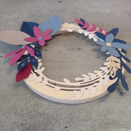Projet home deco, un cercle en bois et une couronne en papier pour un effet 3D