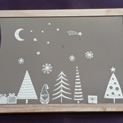 Home déco Noël, transformez un herbier en cadre pour Noël décorée d'autocollants pour fenêtre.
