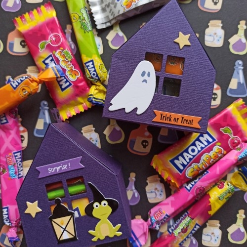 Projet home déco Halloween, des boites à bonbons en forme de maisons découpées dans un die.
