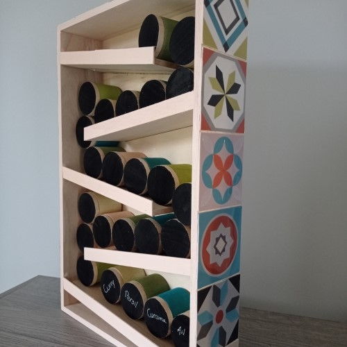 Décorez un meuble 24 pots en bois en meuble à épices!