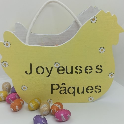 Décorer un panier en bois en forme de poule pour la chasse aux œufs de Pâques
