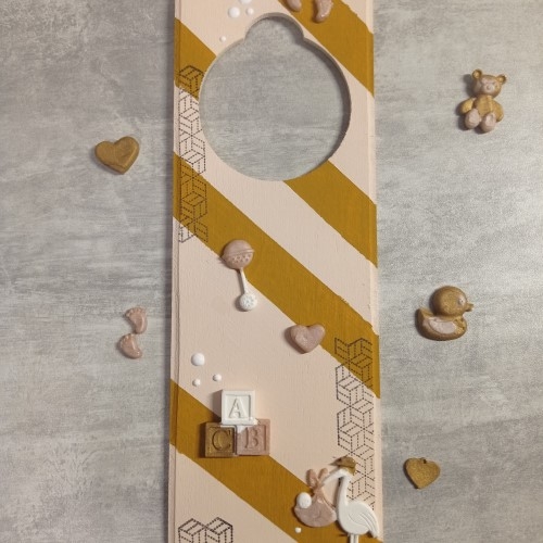 Plaque de porte en bois et embellissements en argile