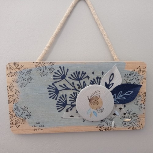 Personnalisez votre plaque de porte en bois sur le thème des fleurs bleues.