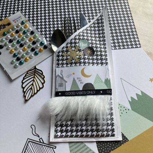 Diy table de Noël, un porte-couvert en papier et fausse fourrure