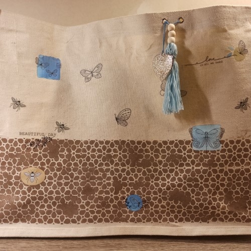 Customiser un sac en tissu pour faire vos courses avec les décalcomanies textile de la collection Mon essentiel