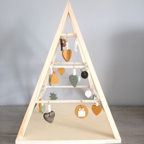 Diy home déco de Noël, un sapin triangle et ses silhouettes en bois