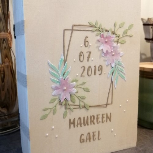 Décorez une boite livre en bois pour en faire une boite à souvenir de votre mariage.