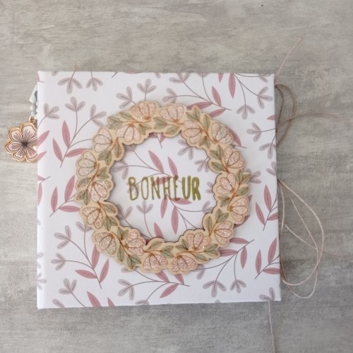 Mini-album couronne et photos décorées aux embellissements scrap!