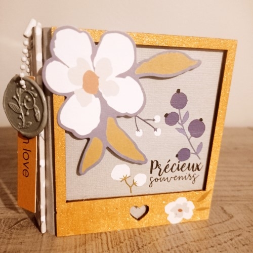 Un mini-album accordéon décoré de cadres en bois, de die-cuts et d'un sceau en cire fait main.