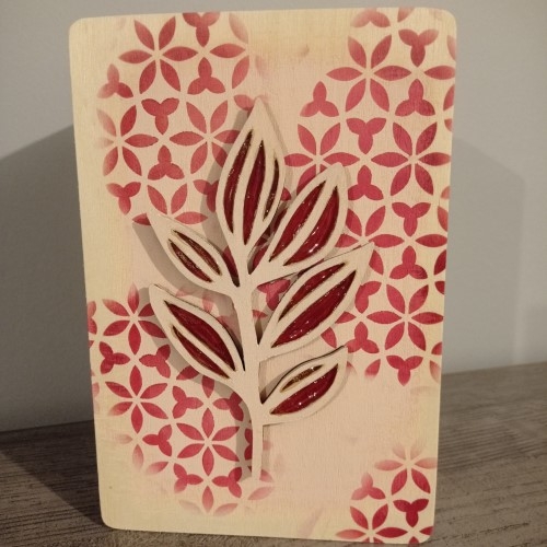 Une boite gigogne rectangulaire en bois transformée en boite cadeau.