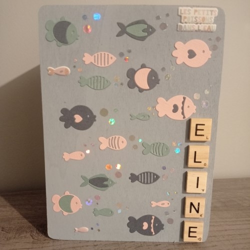 Décorez une boite rectangle pour y mettre les précieux moments souvenir de la première année de bébé.