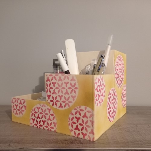 Décorez à l'aide de pochoirs et d'encres votre meuble de rangement organisateur!