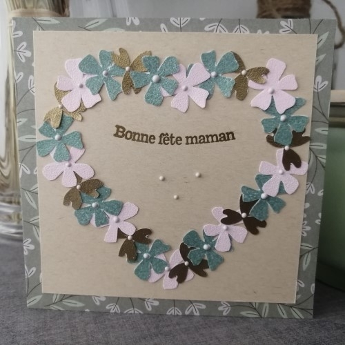 Une carte pour la fête des mamans en papier recyclé et embossé de poudre cherry blossom et agave.