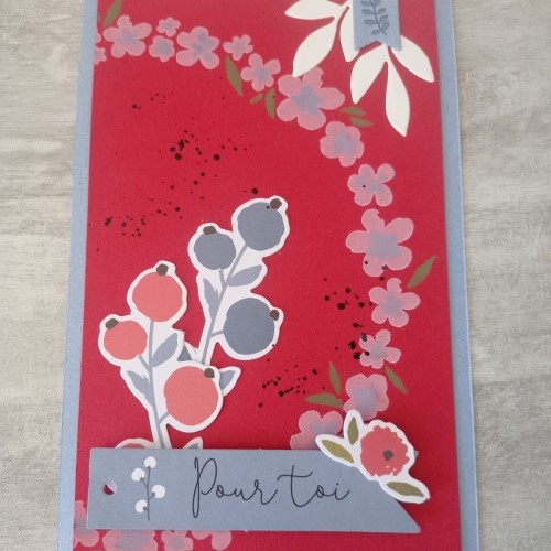 Une carte scrap crée sur base des pochoir kraft couronnes.