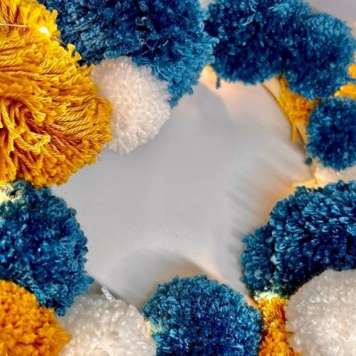 Une couronne de pompons à réaliser avec vos enfants