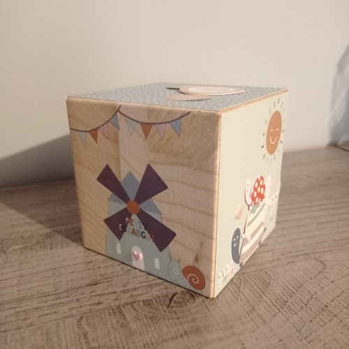 Décorez un cube en bois pour l'offrir en cadeau. Papiers, décalcomanies et puffies seront la base de votre déco!