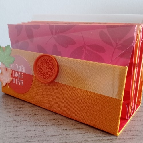 Un happy mail original aux couleurs de l'automne fermé par un cachet de cire fait main.