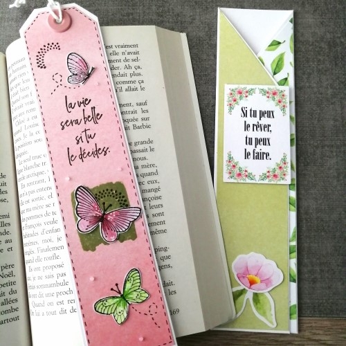 Un marque-page printanier et sa pochette de rangement.
