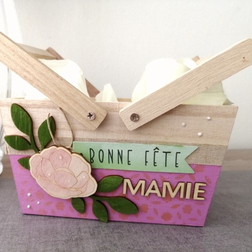 Décorez un panier en bois pour offrir un cadeau 