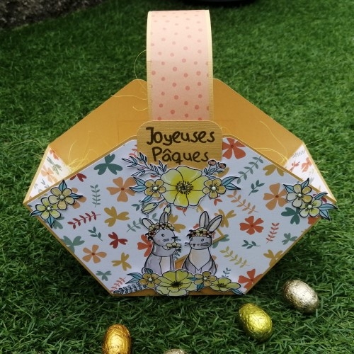 Créez un panier en papier pour les œufs de Pâques.
