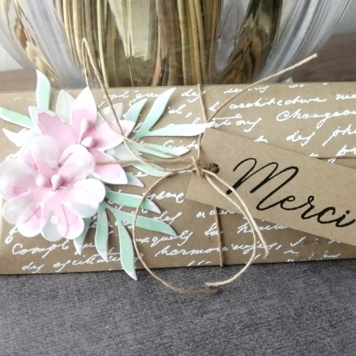 Une boite à dragées en kraft pour un mariage chjampêtre