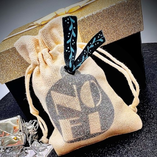 Décorez des pochette en tissu pour en faire des pochettes cadeaux pour Noël.