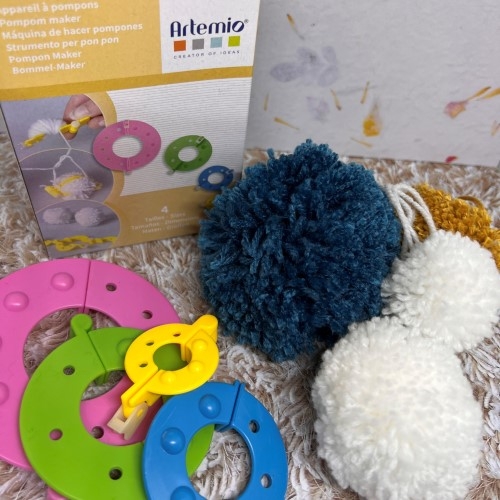 Créez vos pompons à l'aide de l'appareil à pompons Artemio