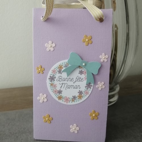 Un sac en papier fait main et quelques die-cuts pour la déco.
